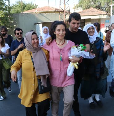 kcl-10-08-2022-tutuklu-mizgin-aydin-tahliye11