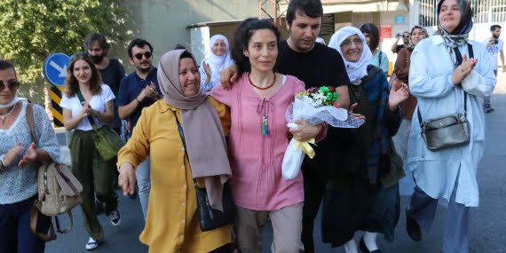 Yazar Mizgin Aydın 30 yılın ardından tahliye oldu Yazar Mizgin Aydın 30 yılın ardından tahliye oldu