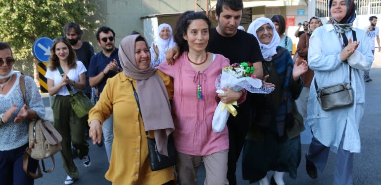 kcl-10-08-2022-tutuklu-mizgin-aydin-tahliye11