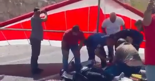 Batman’ın Gercüş ilçesinde yamaç paraşütü yapan iki kişi inişte yola düştü