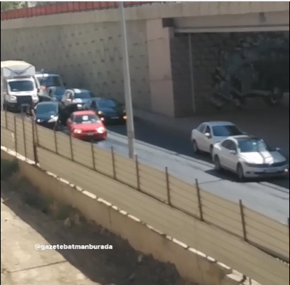 Yola saçılan yağ zincirleme kazaya neden oldu