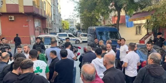 Uyuşturucu bağımlısı şahıs annesinin başını keserek sokağa fırlattı