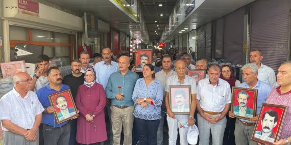 Mehmet Sincar ve Metin Özdemir vuruldukları yer olan Elma Sokağında anıldı Mehmet Sincar ve Metin Özdemir vuruldukları yer olan Elma Sokağında anıldı