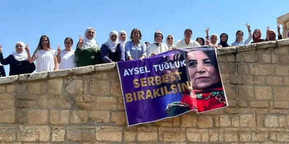 Malabadi Köprüsü’ne ‘Aysel Tuğluk serbest bırakılsın’ pankartı  asıldı