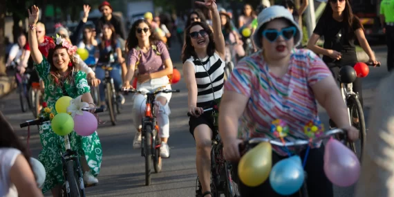 Batman’da ‘Süslü Kadınlar’ davul zurna eşliğinde pedal çevirdi