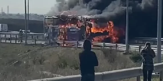 İstanbul’da Batman’a ait yolcu otobüsü alevler içinde kaldı