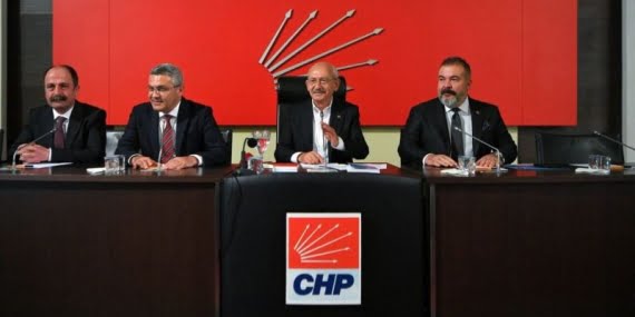 Şerafettin Elçi’nin oğlu Renas Elçi ile yeğeni ve eski Şırnak Baro Başkanı avukat Nuşirevan Elçi CHP’ye katıldı