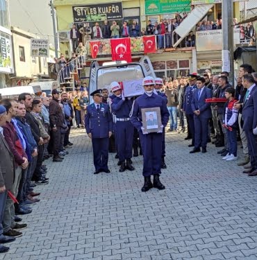 PENÇE KİLİT BÖLGESİNDE ŞEHİT OLAN UZMAN ÇAVUŞ BOZKURT, BATMAN'DA SON YOLCULUĞUNDA UĞURLANDI