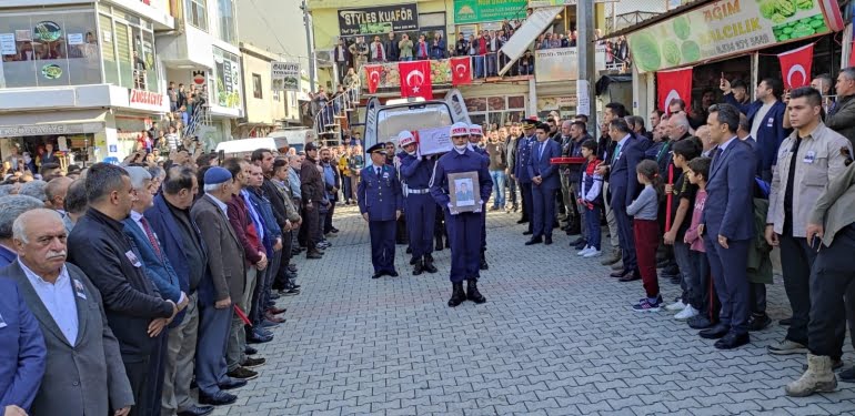 PENÇE KİLİT BÖLGESİNDE ŞEHİT OLAN UZMAN ÇAVUŞ BOZKURT, BATMAN'DA SON YOLCULUĞUNDA UĞURLANDI