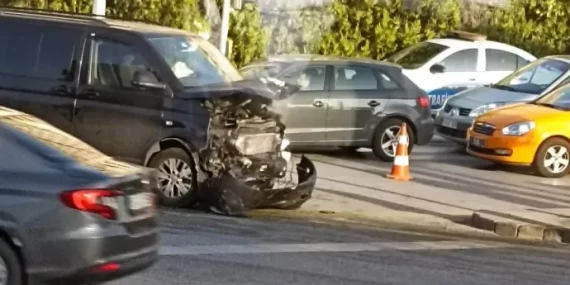 HDP’li vekiller kaza yaptı: Taksi şoförü hayatını kaybetti, 3 milletvekili hastaneye kaldırıldı