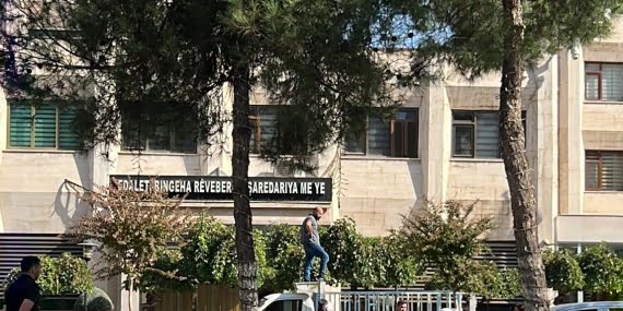 Batman Belediyesi önüne kamyoneti ile gelen bir kişi kendisini yakmak istedi