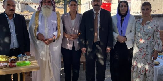 Êzidî Miri Hazım Tahsin Beg Batman’da Êzidîler ile bir araya geldi Êzidî Miri Hazım Tahsin Beg Batman’da Êzidîler ile bir araya geldi
