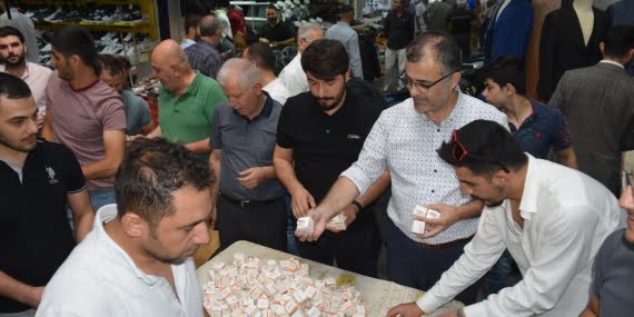 AK Partililer Mevlit kandili dolayısı ile lokum ikramında bulundular