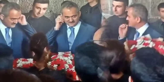 Bakan Özer, atanamayan öğretmenin uzattığı çiçeği almadı