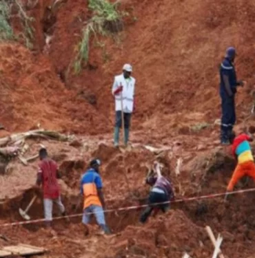 266-112008-kamerun-cenaze-toprak-kaymasi-11-olu_700x400