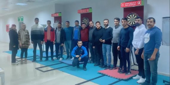 Öğretmenler dart turnuvasında ter döktü