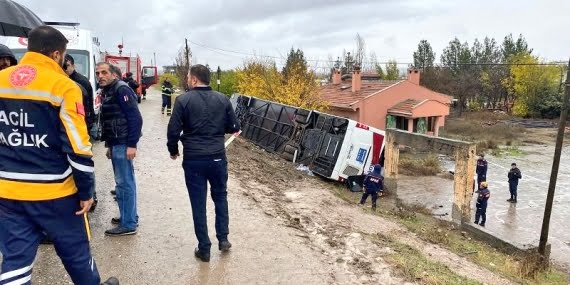 Bismil’de yolcu otobüsü şarampole devrildi: 35 yaralı