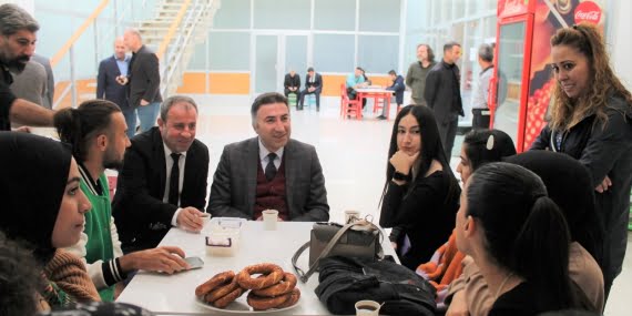 Rektör Demir’in öğrencilerle kantin sohbetleri sürüyor