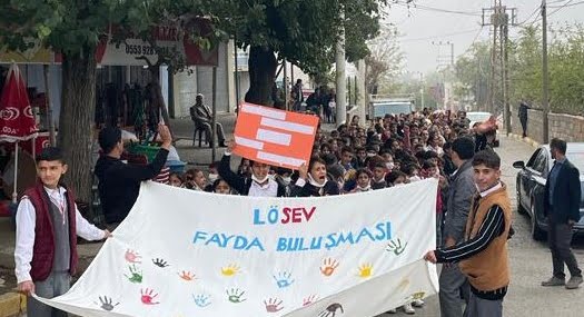 Öğrenciler Batman'ın Bekirhan beldesinde LÖSEV haftasına yürüyüş ile dikkat çekti Öğrenciler Batman’ın Bekirhan beldesinde LÖSEV haftasına yürüyüş ile dikkat çekti