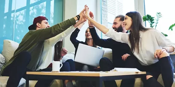 İş yerinde ‘eğlenmiyor’ diye kovuldu; şirkete açtığı davayı kazandı