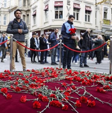 istiklal-caddesi-nde-patlamanin-yasandigi-yere-karanfil-birakildi-1087573-5
