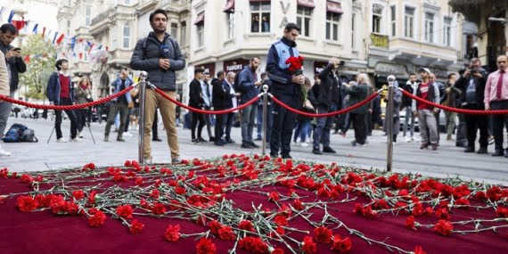 Patlamanın yaşandığı yere karanfil bırakıldı