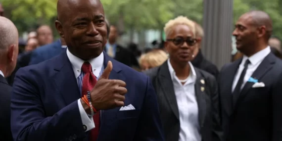 Fareleri kentte bitirme sözü veren başkana evindeki fareler nedeniyle ceza kesildi