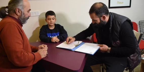 Baba ile oğul arasındaki telefon krizini arabulucu çözdü