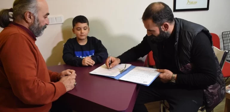 baba-ogul-arasindaki-cep-telefonu-s-iPwc_cover