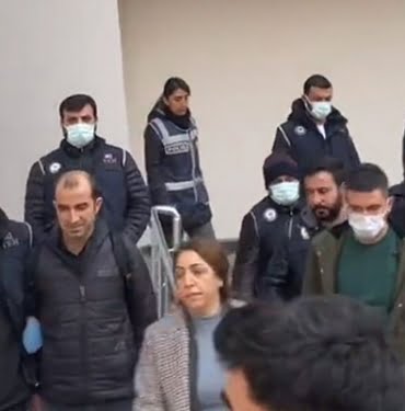 dbp-genel-merkezi-ve-il-binalarina-polis-baskini-cok-sayida-gozalti-1104200-5