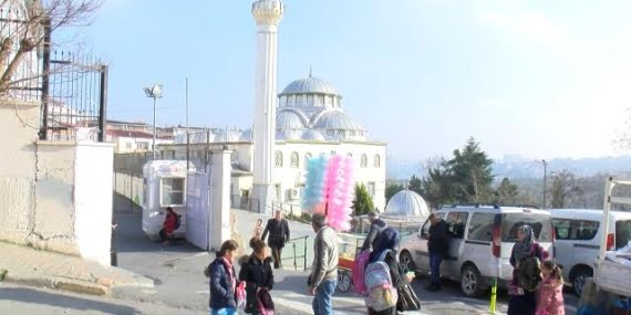 Müezzin, ‘Yanlış namaz kıldırdın’ diyen kişiyi bıçakladı