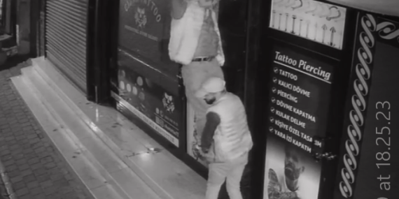 Kapı önü avizelerini çalmak istediler