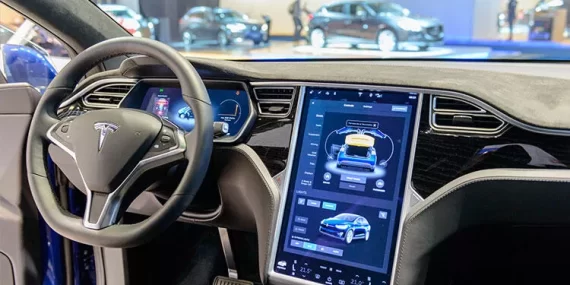 Sürücüsü uyuyan Tesla polisten kaçtı