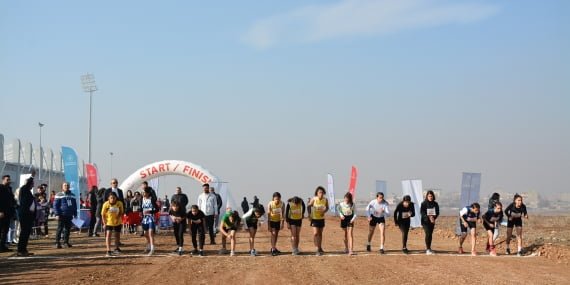 Atletizm yarışması nefes kesti Atletizm yarışması nefes kesti