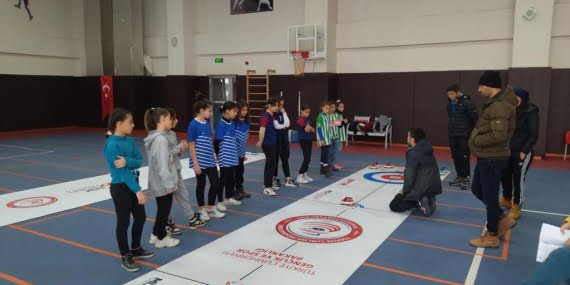 Curling şampiyonasında Fatih Ortaokulu kızları şampiyon oldu