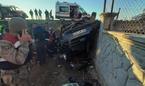 Mardin'de servis aracı devrildi: 6 ölü, 5 yaralı Mardin’de servis aracı devrildi: 6 ölü, 5 yaralı