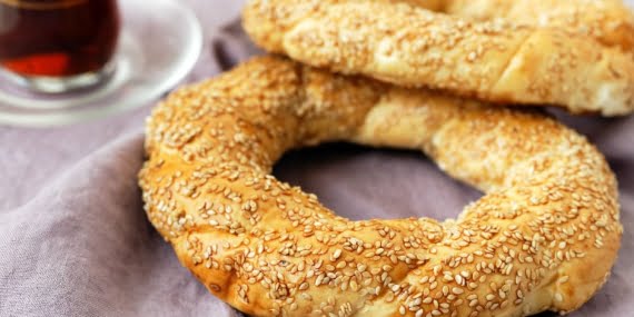 Gözaltındaki arkadaşına simit içerisinde uyuşturucu götürdü