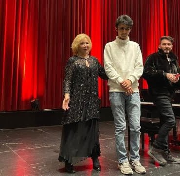 piyano-calarak-herkesin-gonlune-taht-kuran-15557359_5987_m