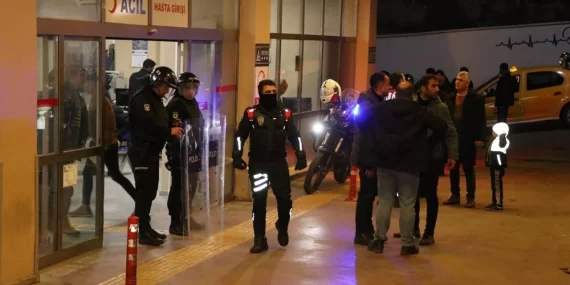 Hastanede karşılaşan husumetli aileler ortalığı birbirine kattı