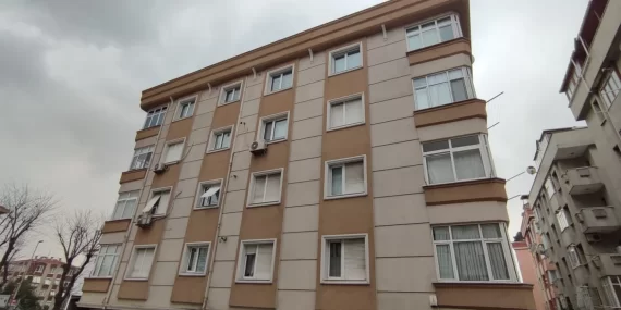 Yeni doğan bebeğini 4. kattan attı