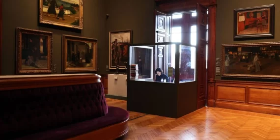 Kitap yazmak için kendisini cam odaya kilitledi