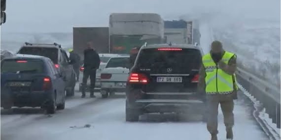 Urfa-Diyarbakır kara yolu, kar yağışı nedeniyle ulaşıma kapandı