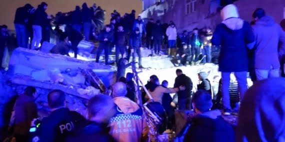 Diyarbakır’da yıkılan bir binada onlarca kişi enkaz altında