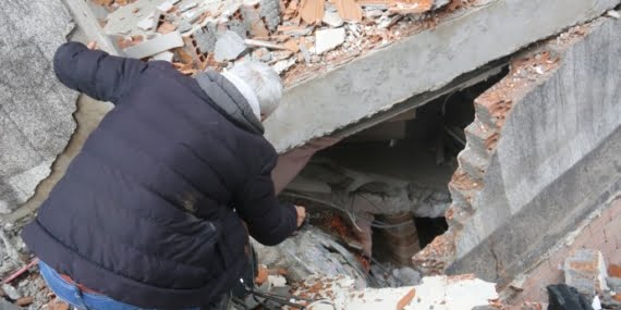 4 gündür enkaz altındaki annesinin ayaklarına bakıyor!