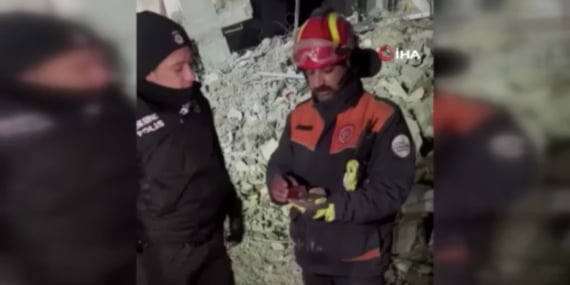 Batmanlı itfaiyeci enkazda bulduğu altınları yetkililere teslim etti