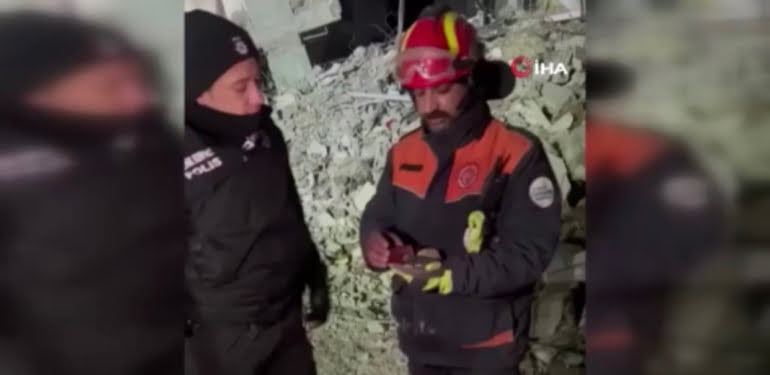 6B8A38A5-9CED-4E2F-BB9C-6F82723F3437