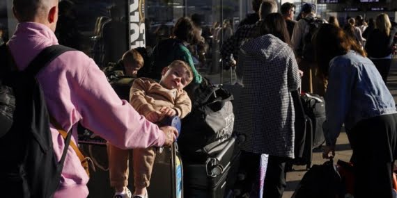 Bilet almadıkları bebeklerini havalimanında bırakmaya çalıştılar