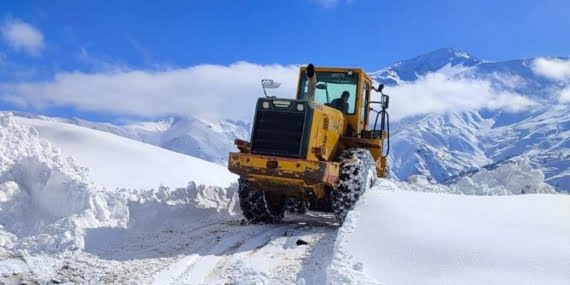 Sason ve Kozluk'ta kardan dolayı kapanan yollar açılıyor Sason ve Kozluk’ta kardan dolayı kapanan yollar açılıyor