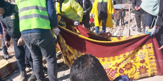 Batman’dan deprem bölgesine giden ekipler aralıksız çalışıyor