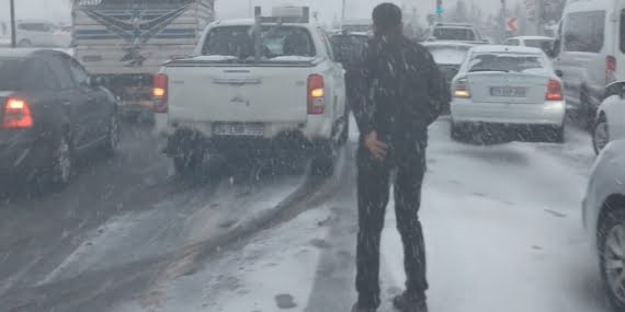 Batman'da kar etkisini gösterdi: Ulaşımda aksamalar meydana geldi Batman’da kar etkisini gösterdi: Ulaşımda aksamalar meydana geldi